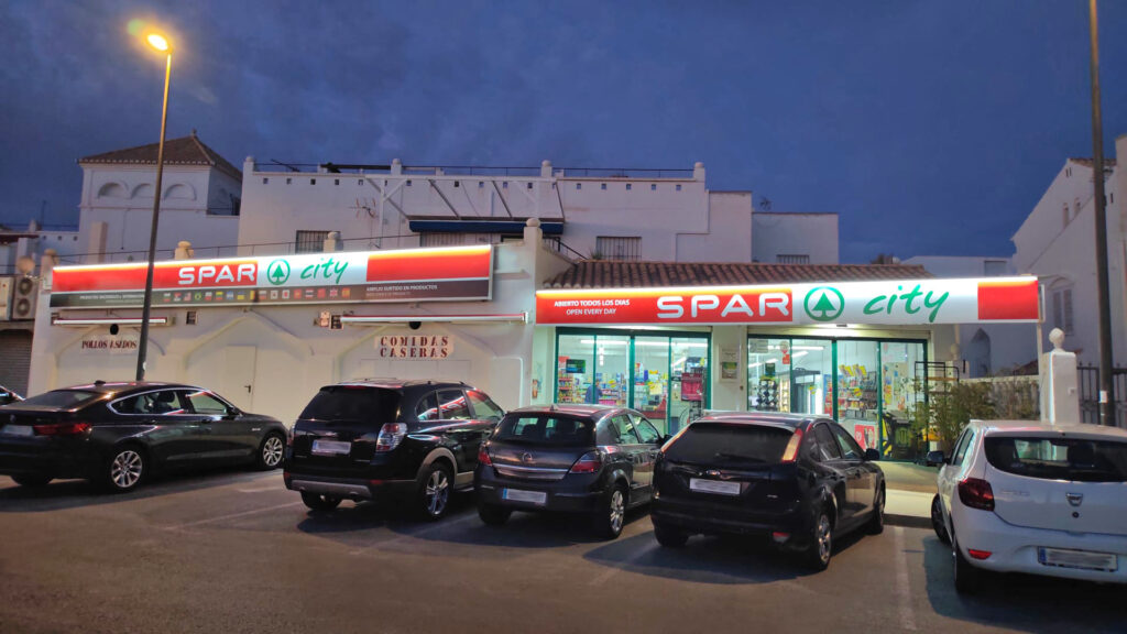 exterior del nuevo supermercado de Spar Sureste ubicado en vera, almería